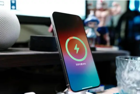 泰丰办事处苹果15换屏服务分享用什么充电器给iPhone15充电更好 